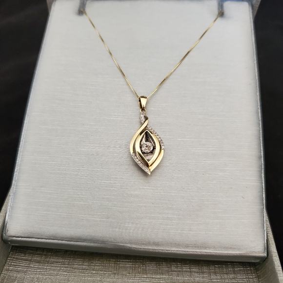 Beautiful Two-Tone Gold Pendant - Picture 2 of 6